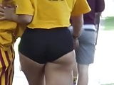 ninfa carnuda de microshort mostrando seu mega ass