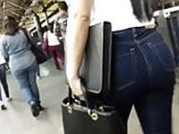 MORENA RABUDA DE JEANS AZUL
