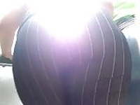 mujer nalgona pantalon rayado