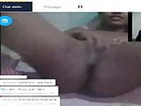 Jeune black en cam  sexhibe et se caresse