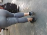 Chaparrita nalgona en leggins transparentes.
