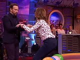 Marieke Elsinga squat met dr blubberbillen. Wat een kont. 