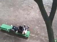 Casal se esfregando no banco