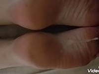 Quick cumshot on mona soles