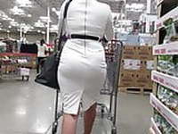 Sexy walking MILF in tight dress and nice panty lines 