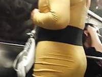 milf hermosa y detallada en el metro