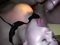 Laura Teen beim Orgasmus in den Mund gespritzt