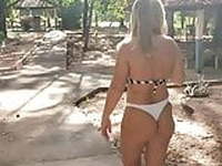 Angelica na piscina