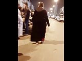 Large cul en jellaba au souk