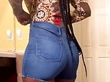 Ebony girl squeeze her booty