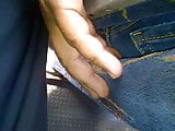 EMPUJANDO DEDO ENTRE SUS NALGAS ESTUDIANTE BUS 1