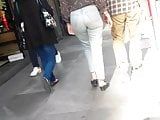 rubia culona en el centro
